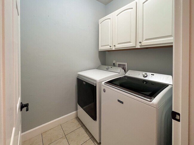 Building Photo - 3BR/2.5BA Townhouse in Sorrento - availabl...