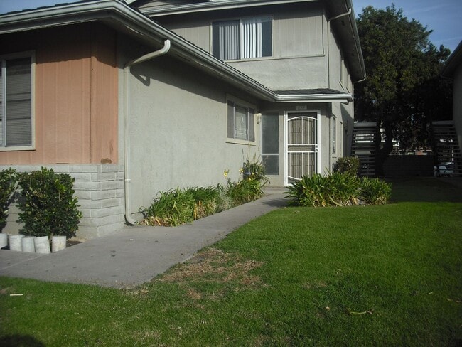 Building Photo - Nicely Upgraded 2 bedroom Townhouse