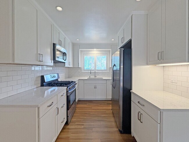 Building Photo - Beautifully Maintained 2B/2BA in Central E...