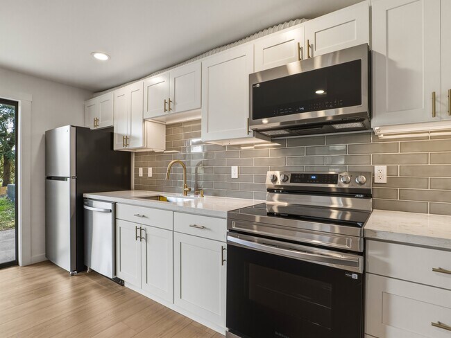 Building Photo - 1366 SE High Ridge Ct