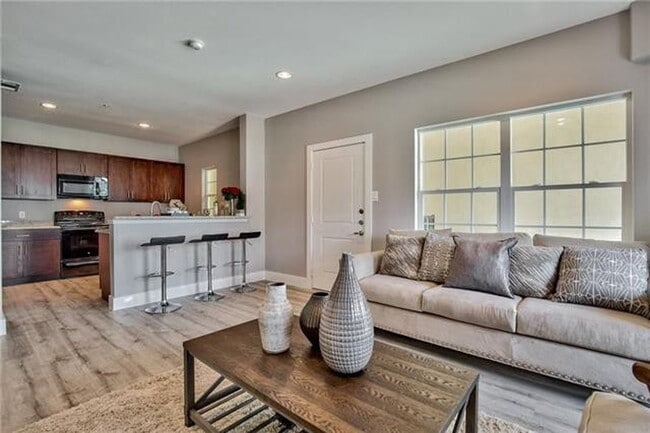 Building Photo - 13609 Pinnacle Cir W