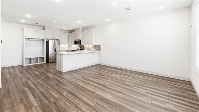 Building Photo - 320 Parkside Dr