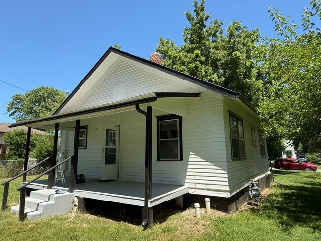 Building Photo - 2 Bedroom Single Family Home Next to Fort ...