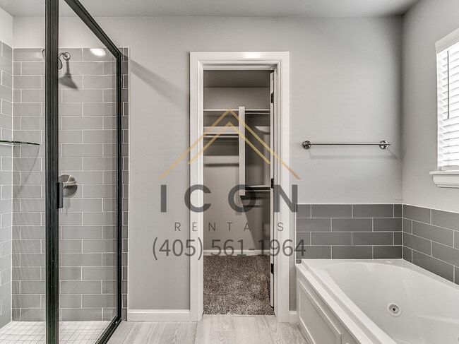 Building Photo - 4512 Oasis Ln