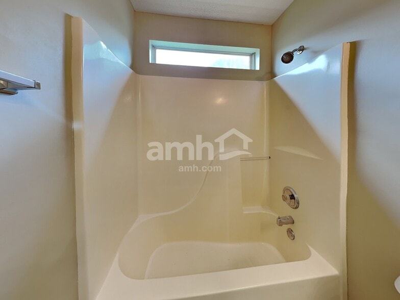 Building Photo - 3107 Creekview Ln