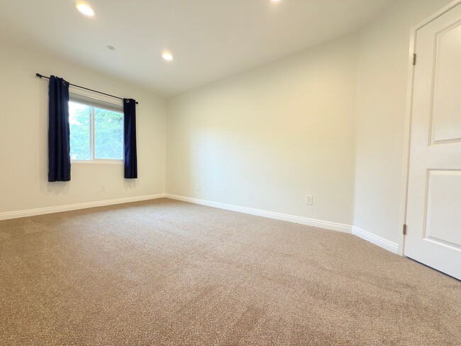 Building Photo - Spacious 4-Bedroom Home in Private Sylmar ...