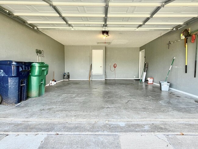 Building Photo - 2633 Bauer Dr