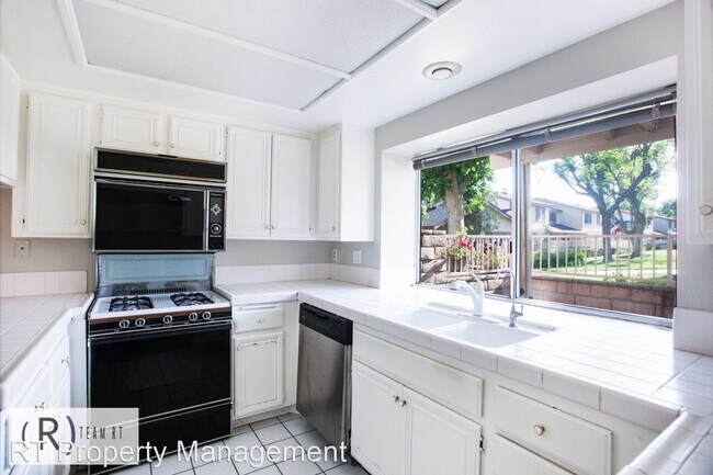 Building Photo - 2 br, 2.5 bath House - Cedar Pointe