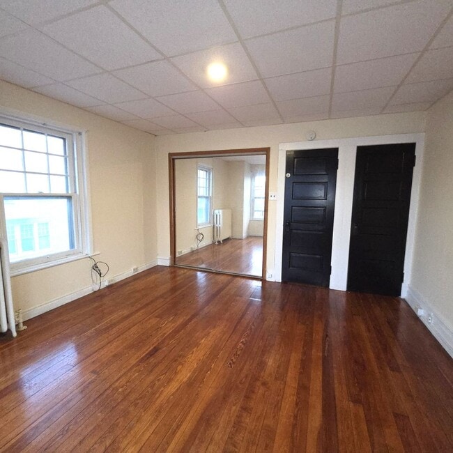 Building Photo - 3 bedroom with modern Kitchen