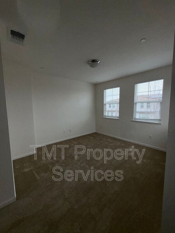 Building Photo - 4478 Louvre Ln