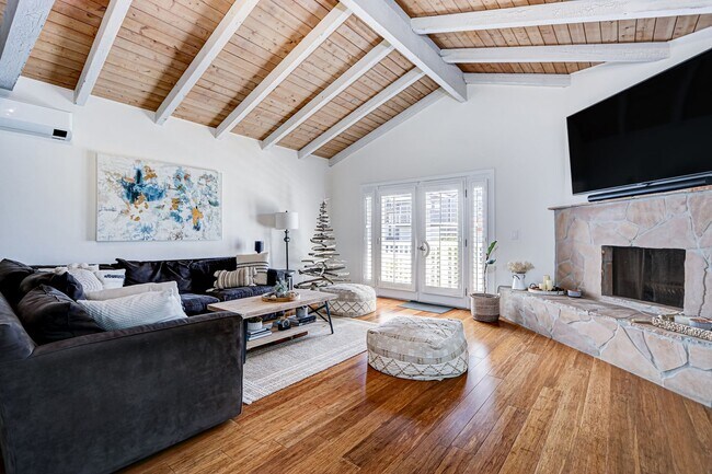 Building Photo - REMODELED, BRIGHT & AIRY HOME ON ONE OF TH...