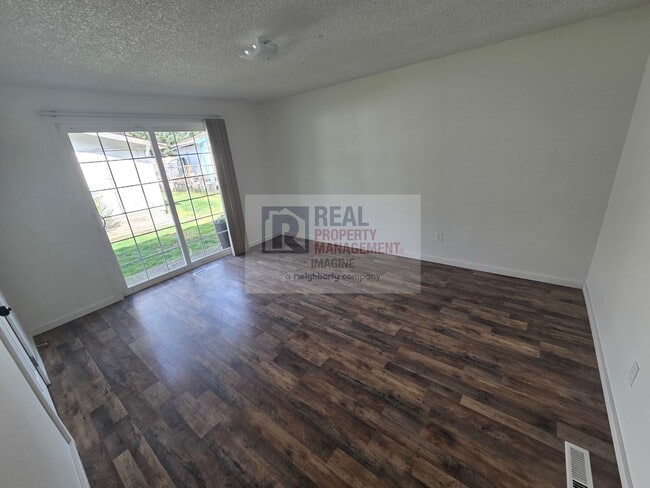 Building Photo - Updated 5 Bedroom Home!