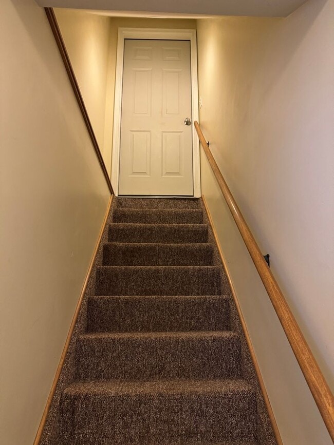 Building Photo - 2 bedroom 1 bath second floor unit