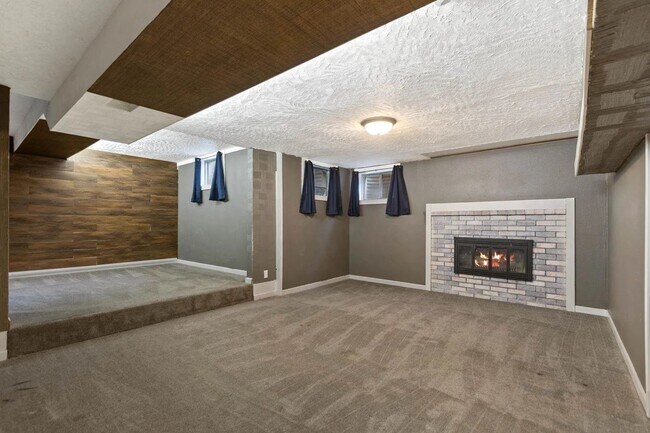 Building Photo - Beautiful 5-Bedroom Home in Mead School Di...