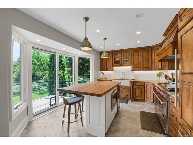 Building Photo - 3465 Deephaven Ave