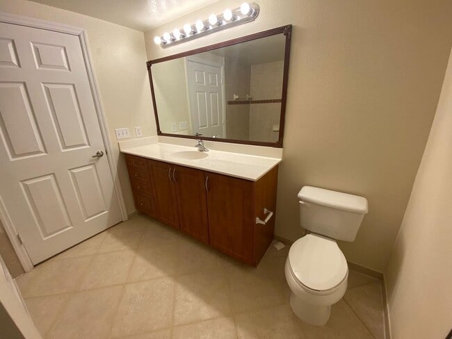 Building Photo - Spacious 2BR/2BA First-Floor Condo with Garage