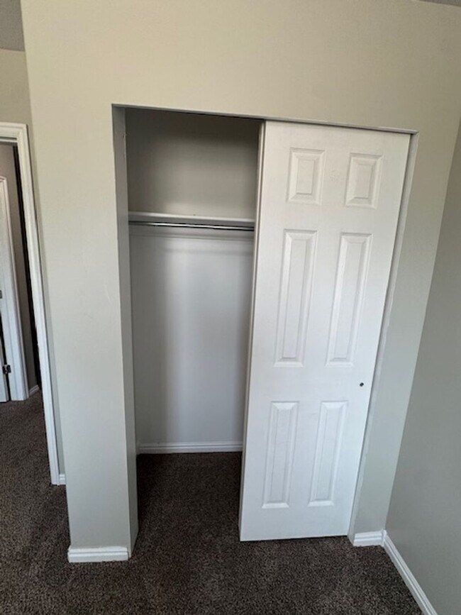 Building Photo - Sunshine & Savings: 2 Weeks Rent Free & $1...