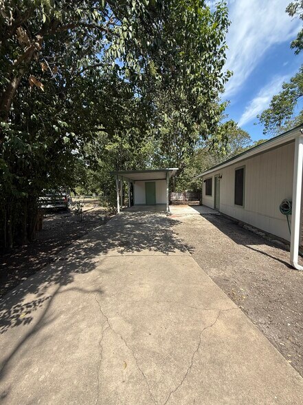 Driveway & Carport - 3202 Locke Ln