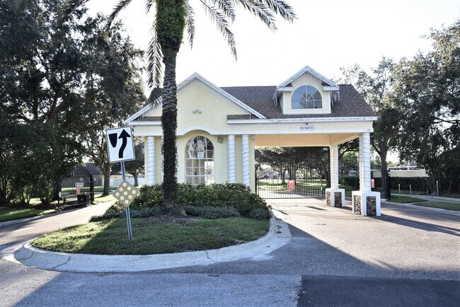 Building Photo - New Listing in Land O'Lakes