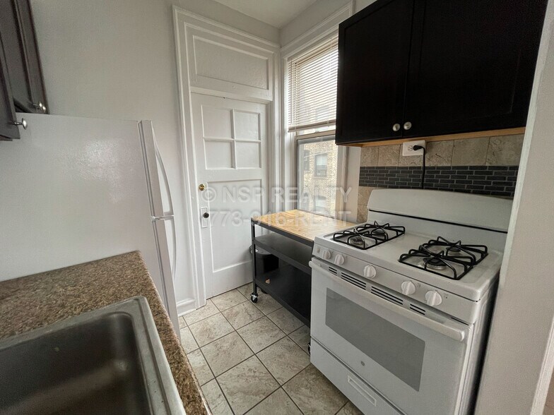 Primary Photo - 1367 W Estes Ave