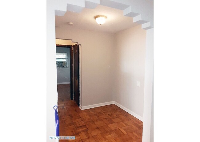 Interior Photo - Ludlow 950