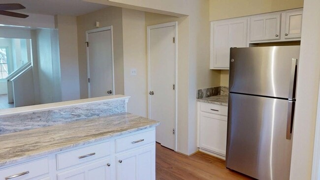 Building Photo - Large Centrally located townhome