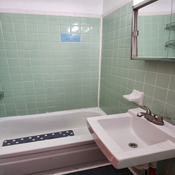 Building Photo - 1025 Christian St