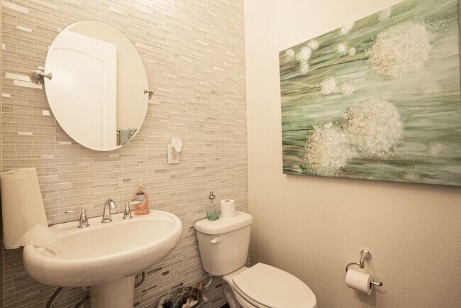 Building Photo - 3/2.5 Beautiful Model Townhome with Screened Courtyard & 2 Car Garage