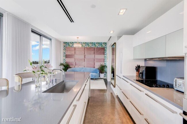 Building Photo - 220 21st St