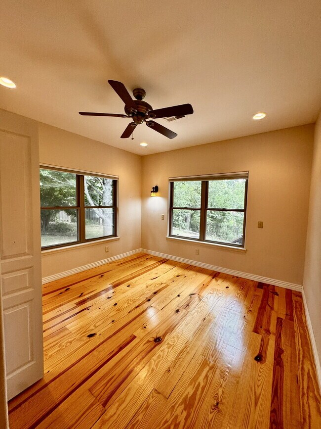 Building Photo - 723 N Lakeview Dr
