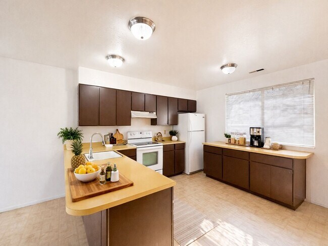 Building Photo - Cozy 2BR 1BA Home w/ Fireplace + 1 Car Garage + Fenced Yard in Sugar House