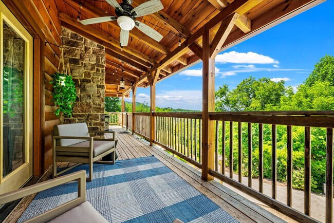 Building Photo - 208 Tunnel Ridge Dr