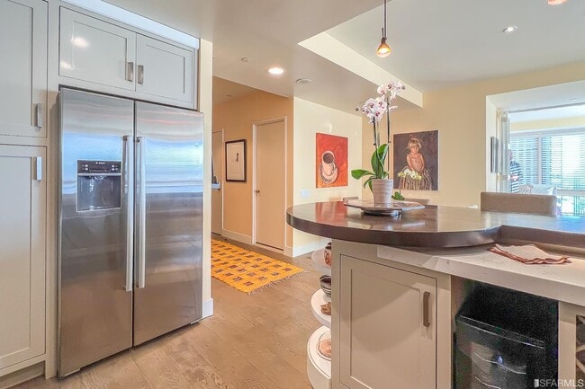 Building Photo - 333 Bush St