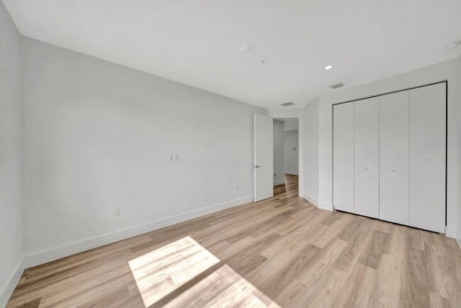 Building Photo - 4224 NE 7th Terrace