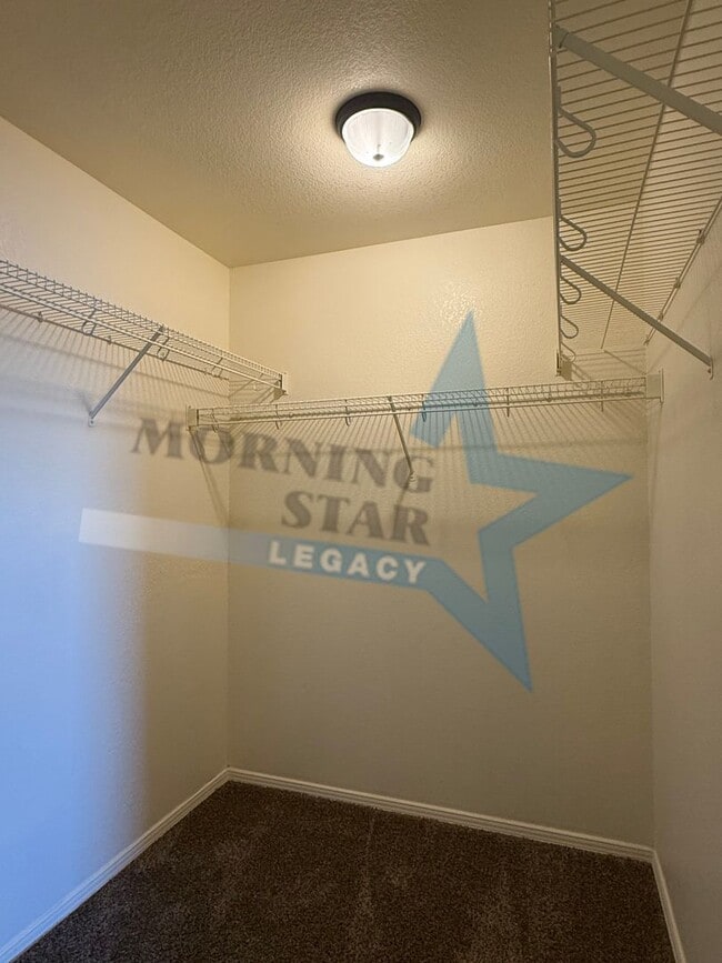 Building Photo - Inviting 3 bedroom 2.5 bath waiting to be ...