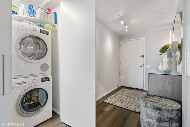 Building Photo - 200 E Delaware Pl