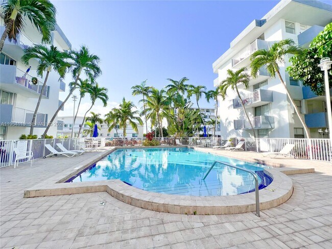 Building Photo - 1801 S Treasure Dr