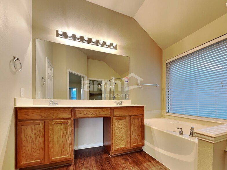 Building Photo - 1031 Hollow Creek Dr