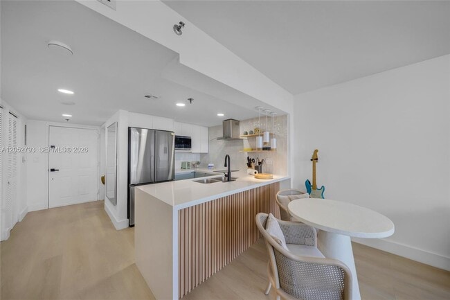 Building Photo - 540 Brickell Key Dr