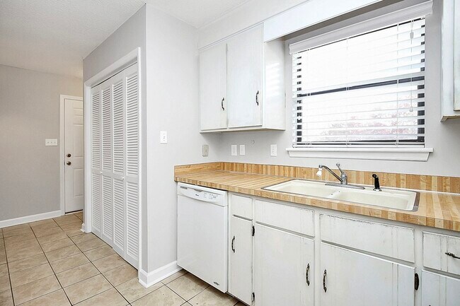 Building Photo - 8428 Clear Meadow Ln