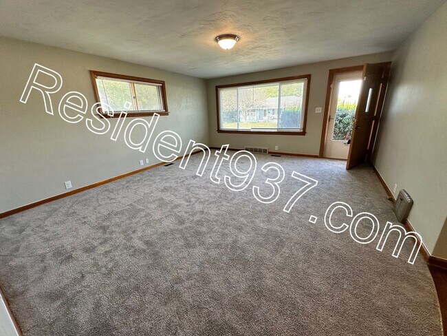 Building Photo - 3 Bed 1 Bath Home