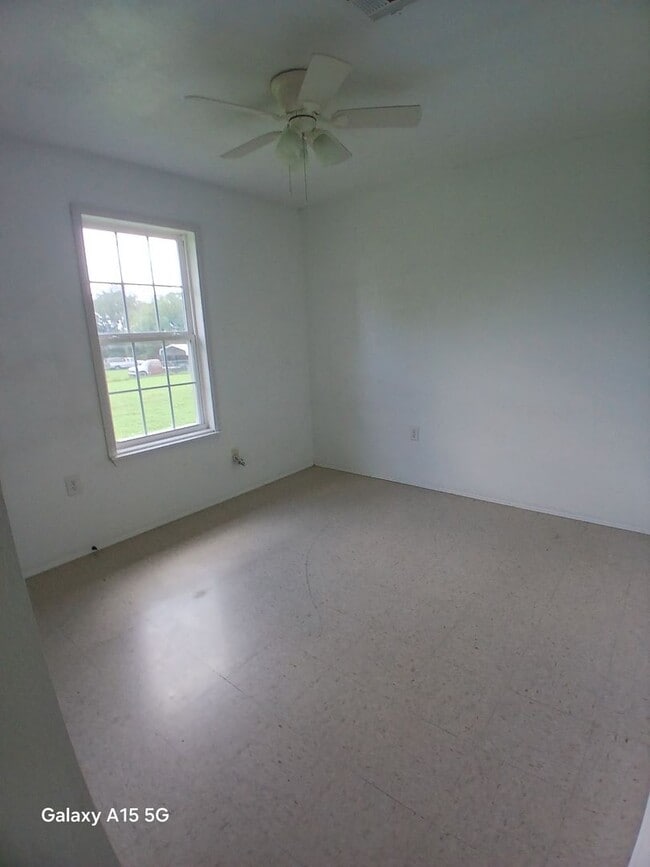 Building Photo - 3 Bedroom 2 bath