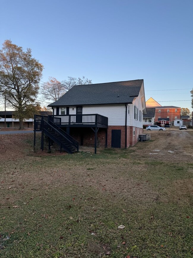 Building Photo - Fully remodeled, 2 bed 1 bath house, Walk to downtown Kannapolis!