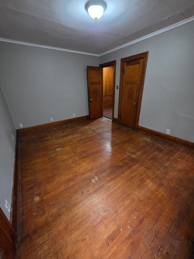 Building Photo - Huge 3 Bedroom Lower Duplex