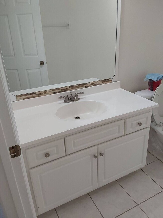 Building Photo - Beautiful 3 Bedroom + Den, 2 Bathroom Home...
