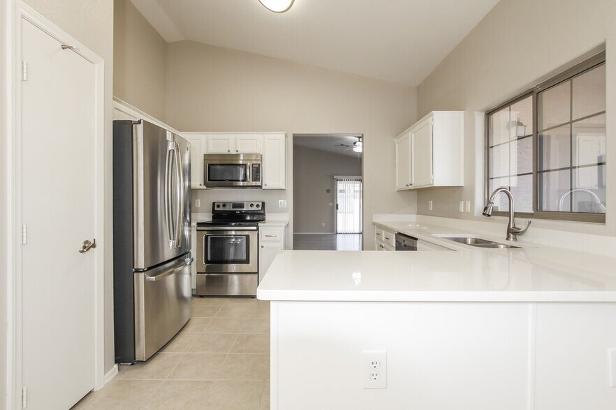 Building Photo - 2036 E Danbury Rd