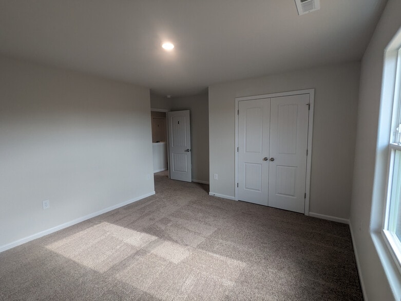 Building Photo - Room in House on Nia Rd