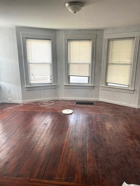 lg. living room - 82 N Hamilton St