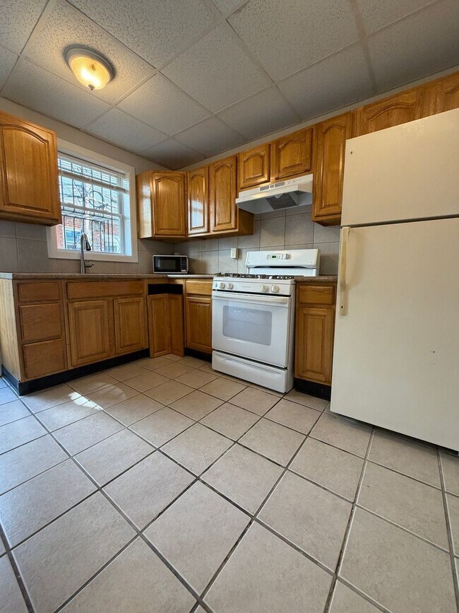 Building Photo - Move-In Ready 3BR/1BA South Philly Rowhome with In-Unit Laundry — 2 or 3BR Housing Choice Voucher...