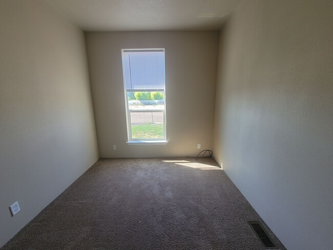 Building Photo - Horse-Friendly Burbank Home with Fenced Ya...